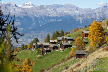 Hameau de vieux chalets en bois dans les montagnes du Valais, en Suisse © Bergimus communicati