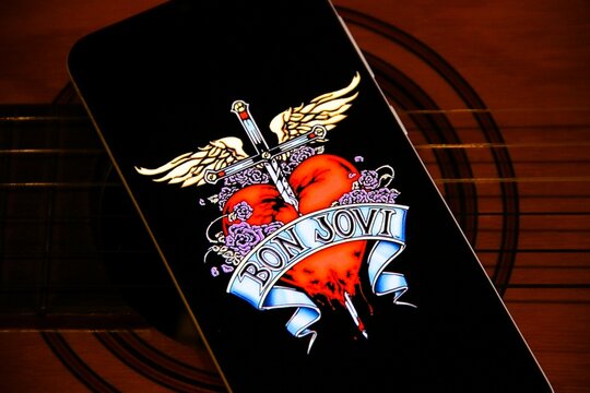 Bon Jovi - banda americana de rock, formada em 1983, em Sayreville, Nova Jersey. Forma&ccedil;&atilde;o atual da banda consiste no cantor Jon Bon Jovi,  David Bryan, Tico Torres, Phil X, Hugh McDonald