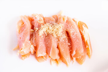 砂糖と塩をまぶす鶏むね肉