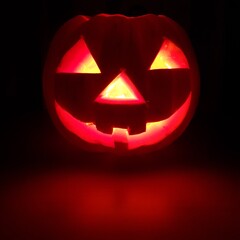 Calabaza de Halloween iluminada con una vela