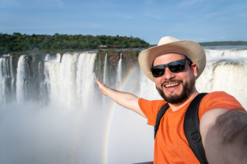 Turista feliz tomandose una selfie en la Garganta del Diablo, Cataratas del Iguazú, en Argentina