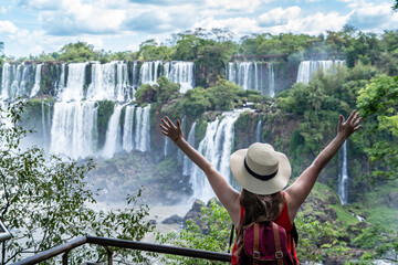 Mujer turista disfrutando del Parque Nacional Iguazú, en Argentina. Contemplando las Cataratas del...