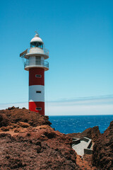 Leuchtturm auf felsiger Küste am Atlantik auf Teneriffa