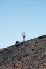 Leuchtturm auf felsiger Küste am Atlantik auf Teneriffa