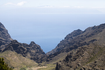 Dramatisches Bergtal mit Blick auf das Meer, Teneriffa
