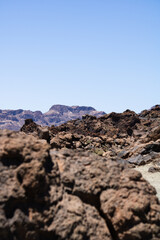 Vulkanische Felsformationen vor Bergkulisse im Teide Nationalpark