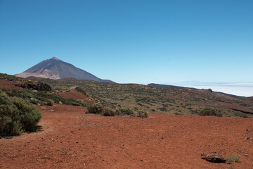 Vulkan Teide in wüstenartiger Landschaft unter klarem Himmel