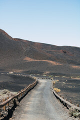 Einsamer Wanderweg durch vulkanische Wüstenlandschaft