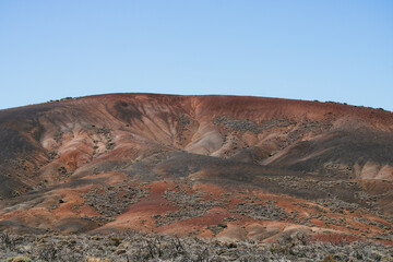 Vulkanische Wüstenlandschaft mit farbenreichen Hügeln