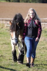 Westernreiten - Reiterin mit Pferd