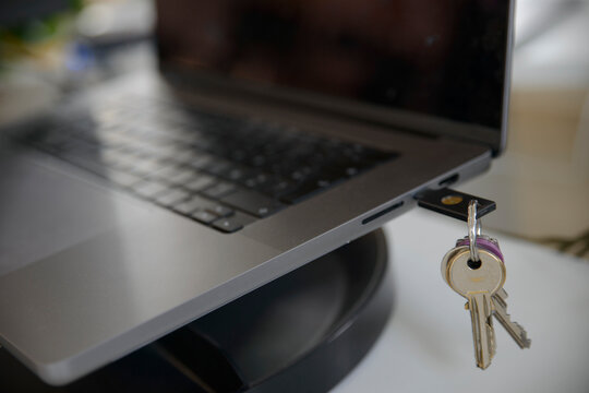 Cl&eacute; USB sur un ordinateur portable