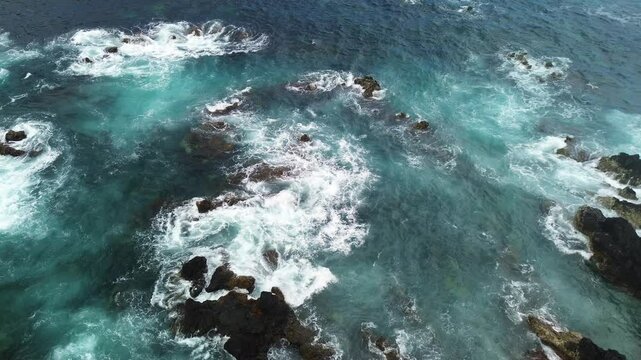 Mar dos A&ccedil;ores na praia dos Biscoitos. Paisagem de pedra vulc&acirc;nica. 