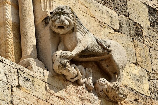 Sculpture en bas-relief repr&eacute;sentant un lion sur la fa&ccedil;ade de l&rsquo;&eacute;glise de l&rsquo;ancien monast&egrave;re Saint Pierre &agrave; Besal&ugrave; en Catalogne 