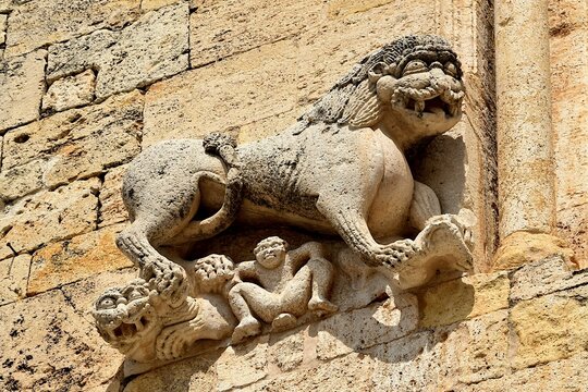 Sculpture en bas-relief repr&eacute;sentant un lion sur la fa&ccedil;ade de l&rsquo;&eacute;glise de l&rsquo;ancien monast&egrave;re Saint Pierre &agrave; Besal&ugrave; en Catalogne 