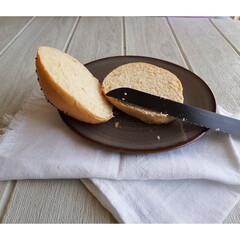 Pan de hamburguesa cortado a la mitad