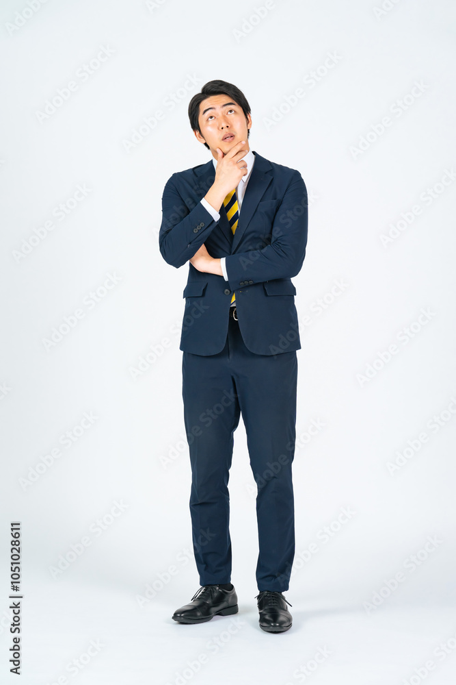 Aufkleber 考える、悩む、ビジネスマン、疑問、全身、ビジネスパーソン、男性、日本人、問題、転職、仕事、不安、心配、想像、悩み、困る、不満、トラブル、課題、アイデア、白バック、切り抜き、ビジネス、会社員、サラリーマン、イマジネーション、発想、スーツ、就職、就職活動、就活生、失敗、思考、30代、管理職、経営、マネジメント、マーケティング、検討、経営者、起業、副業、独立、リクルート、若い、選択、決断、迷う、コンサル