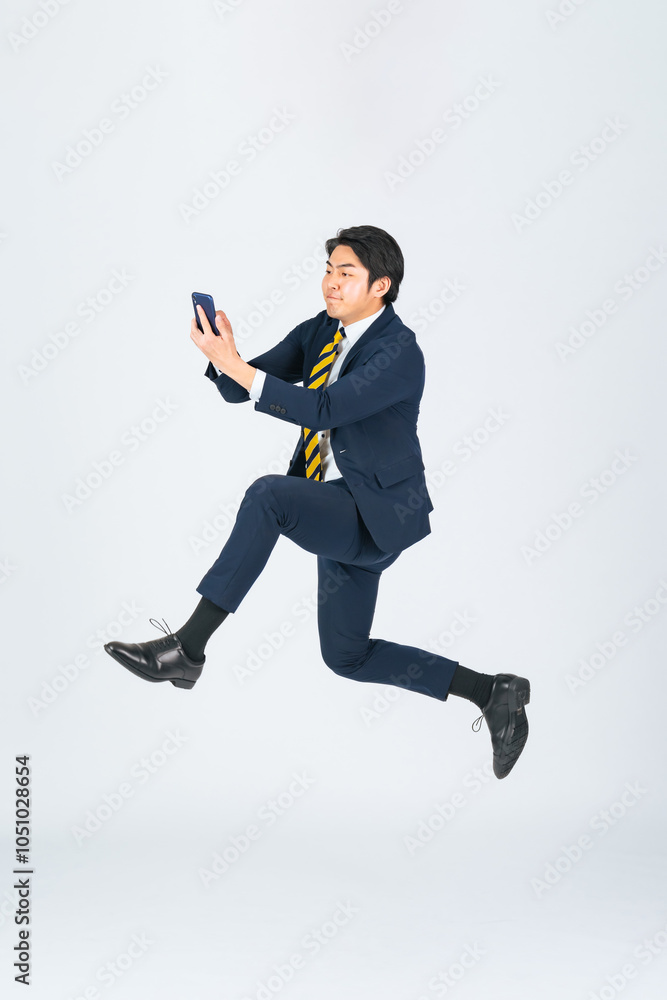 Leinwandbilder スマホ、ジャンプ、ビジネスマン、男性、アプリ、SNS、メール、キャンペーン、クーポン、セール、全身、挑戦、チャレンジ、成長、目標、チャンス、プレゼント、キャッシュバック、ポイント、飛躍、飛ぶ、躍動感、アクティブ、元気、アクション、スタート、タッチ、操作、DX、デジタル、IT、IoT、ビジネス、サラリーマン、会社員、仕事、働く、就職、転職、人材、サイト、web、インターネット、オンライン、白バック、