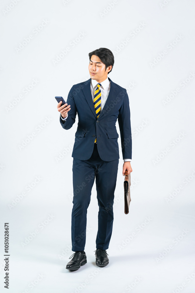 Poster スマホ、スマートフォン、ビジネスマン、ビジネスパーソン、DX、歩く、歩行者、全身、サラリーマン、会社員、ERP、IT、デジタル、データ、SNS、動画、メール、SMS、通知、ビジネス、仕事、ナビ、GPS、地図、道案内、位置情報、ニュース、記事、男性、日本人、人材、転職、着信、若い、キャンペーン、通販、インターネット、オンライン、web、サイト、通勤、外出、出張、見る、操作、歩きスマホ、スーツ、営業、