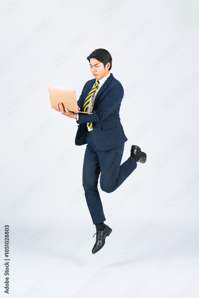 Leinwandbilder ジャンプ、ビジネスパーソン、ビジネスマン、ノートパソコン、DX、PC、仕事、飛躍、エンジニア、全身、成長、インターネット、オンライン、web、サイト、検索、開発、SE、システム、元気、シリアス、データ、クラウド、飛ぶ、躍動感、アクティブ、アクション、スーツ、レベルアップ、ステップアップ、キャリアアップ、スキルアップ、成功、サクセス、挑戦、チャレンジ、白バック、切り抜き、ニュース、記事、人材、転職、