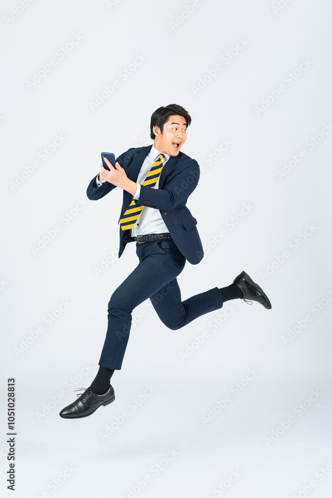 Aufkleber ジャンプ、スマホ、SNS、ビジネスマン、男性、ダッシュ、走る、スタート、全身、競争、勝利、ゴール、日本人、ビジネスパーソン、アプリ、メール、タッチ、DX、モバイル、デジタル、IT、キャンペーン、セール、クーポン、ポイント、逃げる、元気、仕事、働く、就職、転職、振り向く、若い、飛躍、飛ぶ、躍動感、アクティブ、アクション、レベルアップ、ステップアップ、キャリアアップ、挑戦、チャレンジ、笑顔、ラッキー、