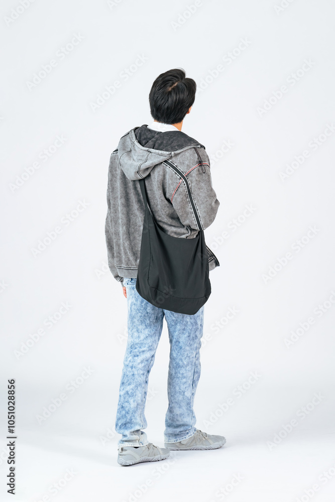 Aufkleber 歩行者、歩く、観光、旅行、男性、背中、後ろ姿、全身、眺める、観光客、見学、カバン、バッグ、後ろ向き、日本人、パーカー、外出、買い物、建築パース、添景素材、切り抜き、白バック、カジュアル、ファッション、おしゃれ、旅行者、若い、30代、20代、デニム、通勤、散歩、ショッピング、見上げる、展望、ライフスタイル、ポートレート、学生、見物、観客、私服、見る、歩行、コピースペース、スタート、出発、目標、ポジテ
