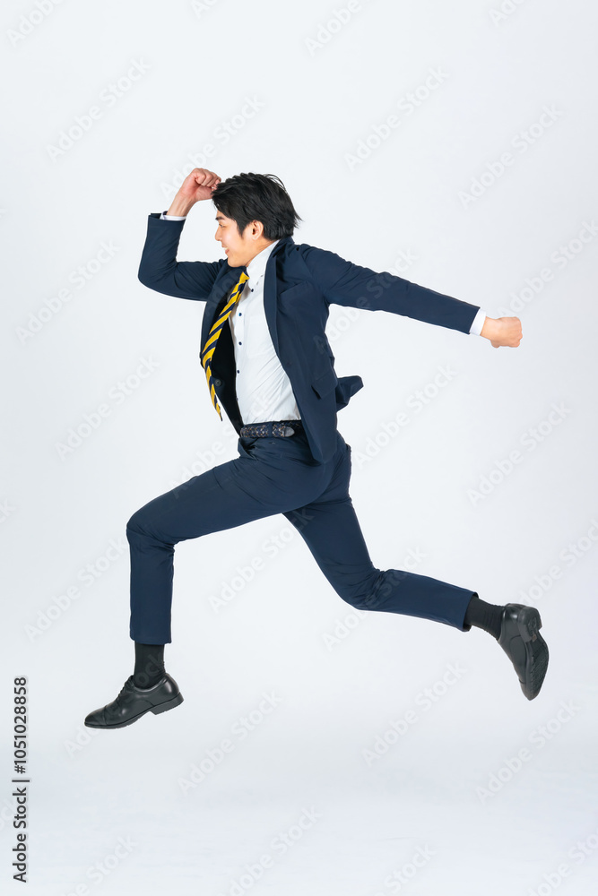 Leinwandbilder ジャンプ、男性、ビジネスパーソン、ビジネスマン、スタート、挑戦、チャレンジ、元気、飛躍、全身、日本人、若い、飛ぶ、躍動感、アクティブ、アクション、勇気、走る、ダッシュ、ゴール、レベルアップ、ステップアップ、キャリアアップ、スキルアップ、成功、サクセス、成長、目標、競争、ポジティブ、やる気、モチベーション、仕事、働く、就職、転職、ビジネス、サラリーマン、会社員、活躍、スピード、飛び出す、超越、キャリ