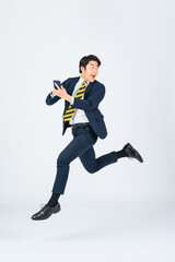 ジャンプ、スマホ、SNS、ビジネスマン、男性、ダッシュ、走る、スタート、全身、競争、勝利、ゴール、日本人、ビジネスパーソン、アプリ、メール、タッチ、DX、モバイル、デジタル、IT、キャンペーン、セール、クーポン、ポイント、逃げる、元気、仕事、働く、就職、転職、振り向く、若い、飛躍、飛ぶ、躍動感、アクティブ、アクション、レベルアップ、ステップアップ、キャリアアップ、挑戦、チャレンジ、笑顔、ラッキー、