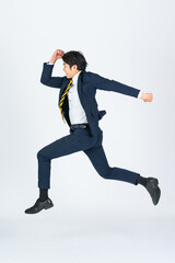 ジャンプ、男性、ビジネスパーソン、ビジネスマン、スタート、挑戦、チャレンジ、元気、飛躍、全身、日本人、若い、飛ぶ、躍動感、アクティブ、アクション、勇気、走る、ダッシュ、ゴール、レベルアップ、ステップアップ、キャリアアップ、スキルアップ、成功、サクセス、成長、目標、競争、ポジティブ、やる気、モチベーション、仕事、働く、就職、転職、ビジネス、サラリーマン、会社員、活躍、スピード、飛び出す、超越、キャリ