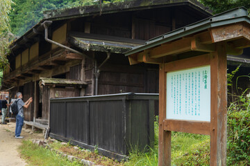 旧中山道の無料休憩所の「一石栃立場茶屋（いちこくとちたてばちゃや）」の説明板／日本長野県南木曽町妻籠・9月