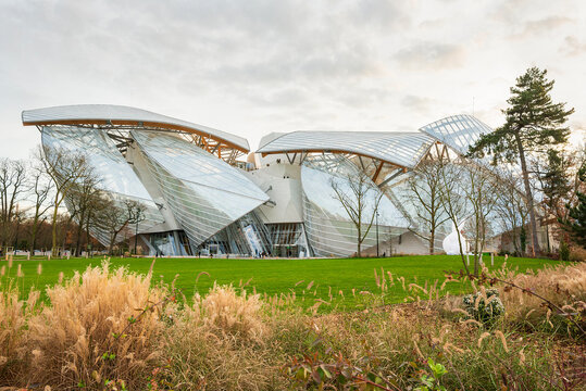 Jolie vue ext&eacute;rieure  de la fondation Louis Vuitton depuis le parc 