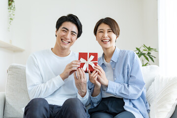 プレゼントを持つ男女