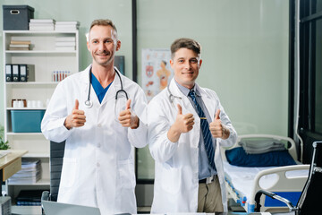 Obraz premium Doctors analyzing an X-ray, collaborating with digital tools in a medical office. Showcasing teamwork, diagnostic