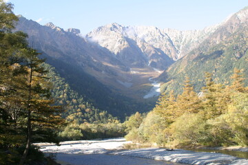 秋の穂高岳上高地梓川周辺を歩く（日本）