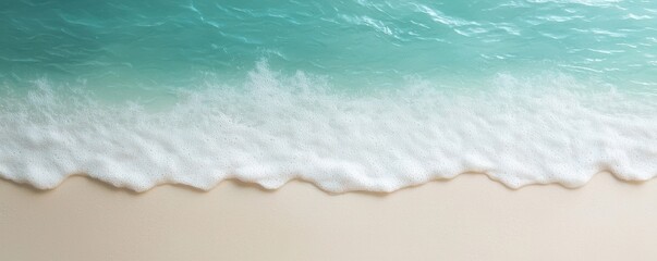 Obraz premium Beach shoreline with gentle waves lapping on soft sand under bright sunlight.