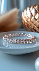 Naklejka premium Elegant Rose Gold Bracelet on a Stylish Plate
