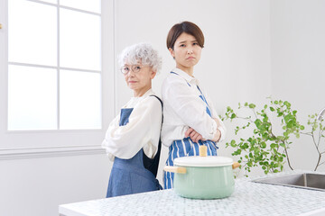 仲が悪い姑と嫁　キッチン