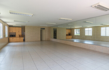 salon de eventos sociales , ejercicios con espejo en la pared, para usos multiples
