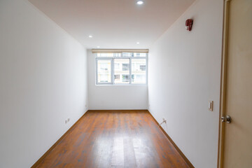 habitacion vacía de departamento con ventana , acabados modenos piso de melamina, y paredes color...