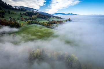 Brume en automne sur les Préalpes Fribourgeoise dans la région de Semsales dans en Suisse