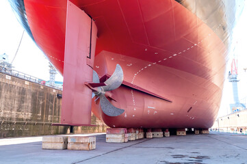 巨大貨物船の船尾、スクリュー
