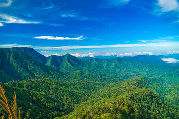 Obraz premium A mesmerizing view of rolling hills under a vast blue sky.