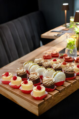 Słodki stół, mono porcje, mini desery: sernik, brownie, beza, panna cotta © Katarzyna Ledwoń