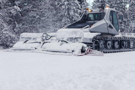 Snow groomer ratrack machine, ski slope