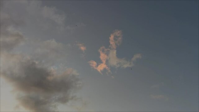 Aparecen bolas de nubes anaranjadas en el cielo