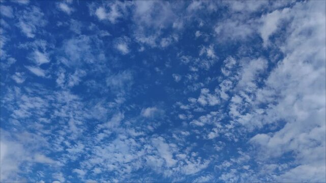 Hermoso paisaje de curiosas nubes movi&eacute;ndose al anochecer