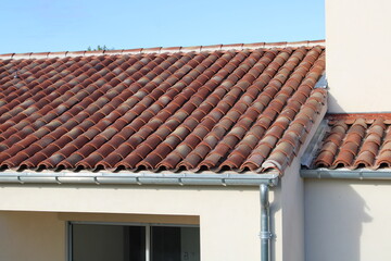 Toiture en tuiles canal ou romane, gouttière en zinc gris