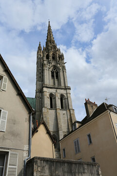 Aper&ccedil;ussions du clocher de la cath&eacute;drale Notre-Dame de Chartres depuis la ville