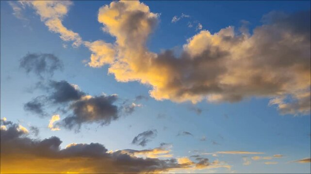 Paisaje de pelicula de un impresionante atardecer con nubes de un intenso color naranja