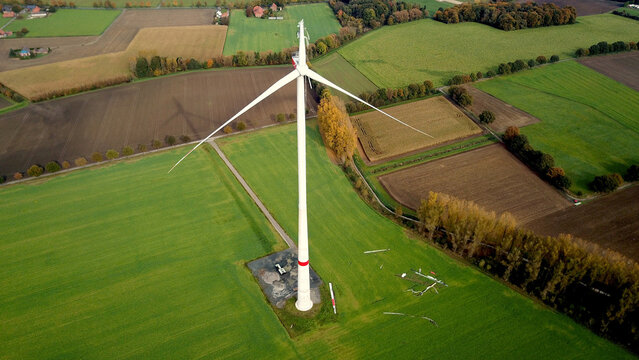 Havariertes Windrad mit eingeknicktem Fl&uuml;gel nach einem Sturm bei Langenberg, Kreis G&uuml;tersloh, Nordrhein-Westfalen, Energiewende, Windkraft, Luftaufnahme