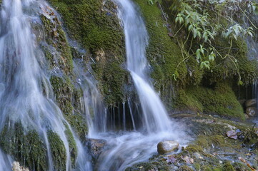 Obraz premium Cascada de agua, el fluir del agua. Naturaleza 